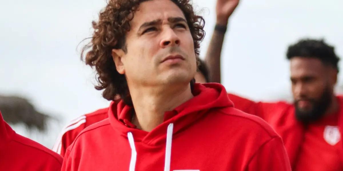Guillermo Ochoa vuelve a jugar, se equivoca y su valor ya es ridículo.