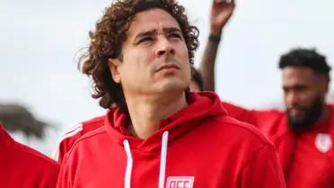 Guillermo Ochoa vuelve a jugar, se equivoca y su valor ya es ridículo.