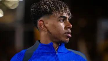 (Video) Lamine Yamal tapa el escudo del Real Madrid al tomarse foto con niño