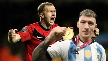 Scholes no se guardó nada, el duro dardo que le lanzó a Lisandro Martínez a pesar de su lesión