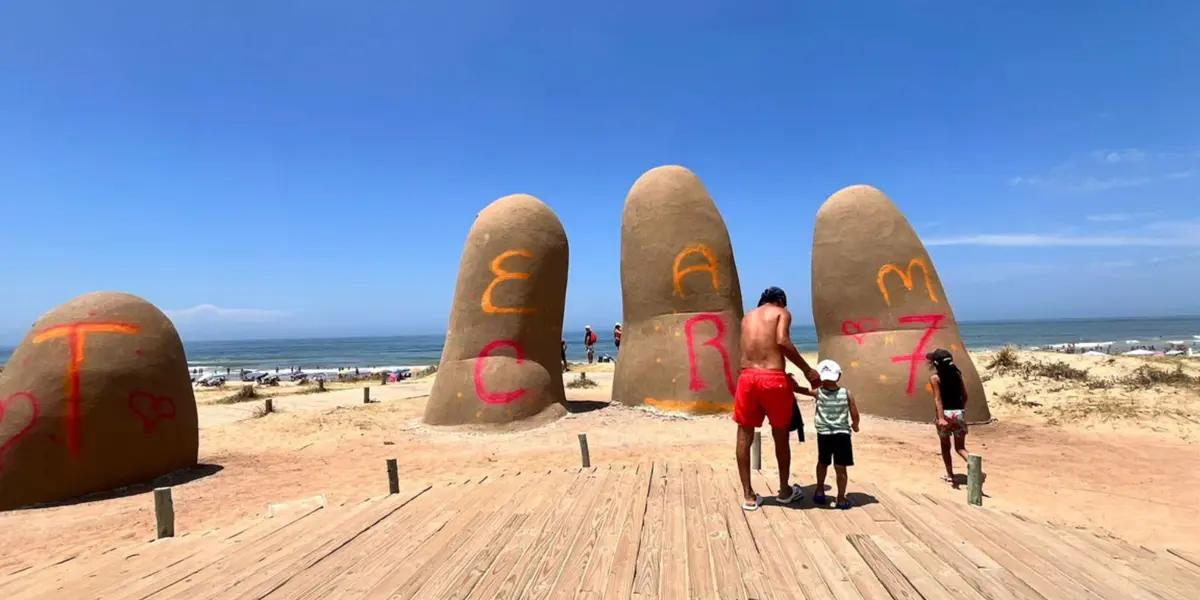 Fanática de Cristiano Ronaldo vandaliza icónico monumento uruguayo