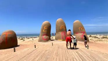 Fanática de Cristiano Ronaldo vandaliza icónico monumento uruguayo